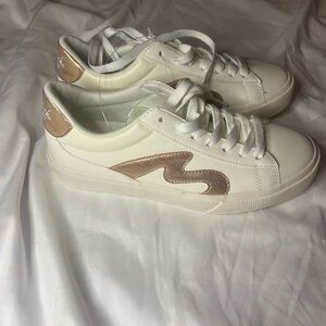 ✨Elegant White and Gold Women's Sneakers